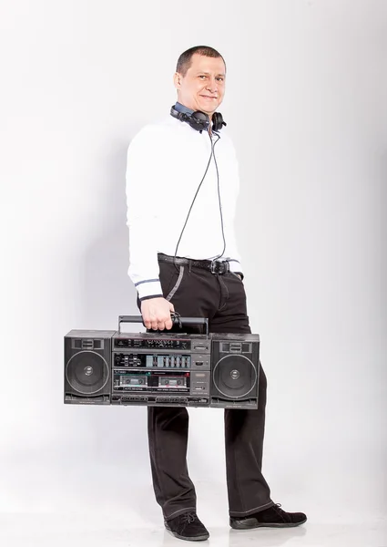 Man poserar med gamla skolan boombox — Stockfoto