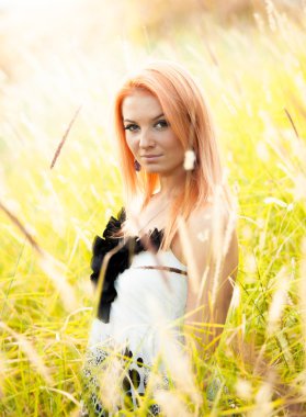 buğday alanında poz Kızıl saçlı kız