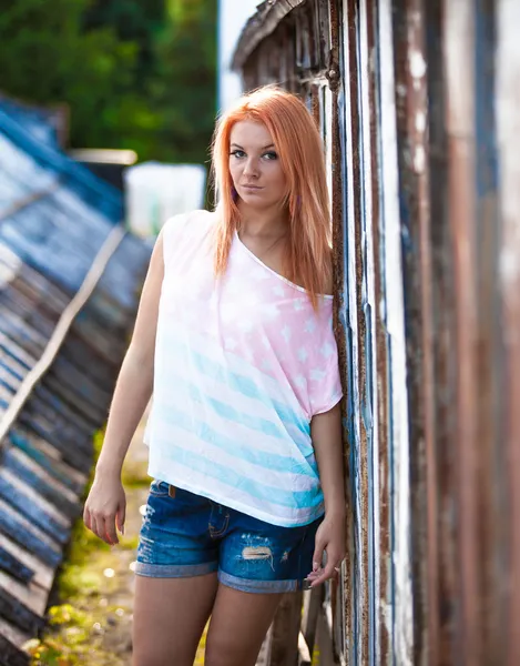 Hipster girl posing near old building on street — Stock Photo, Image