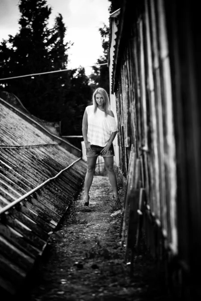 Girl standing near old grungy building — Stock Photo, Image