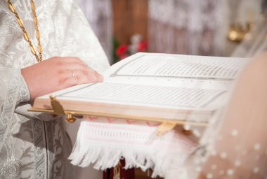 Rahip vererek İncil'e gelin