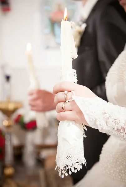 Braut und Bräutigam mit Kerzen auf der Hochzeit — Stockfoto