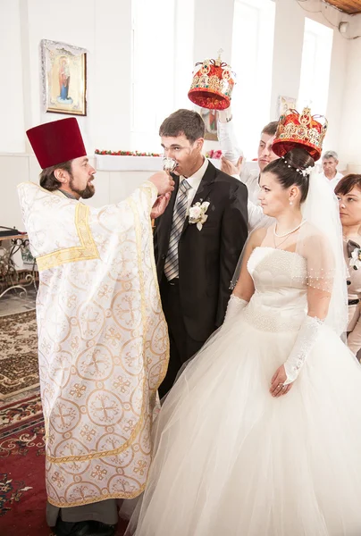 Cerimônia de casamento na igreja — Fotografia de Stock