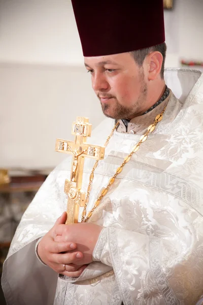 Orthodoxer Priester mit Kruzifix — Stockfoto