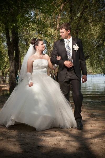 Couple marié sur la plage près de la rivière — Photo