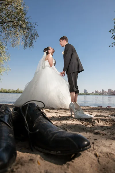 已婚的夫妇在海滩上接吻 — 图库照片