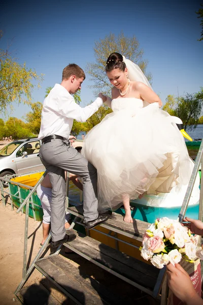 Novio ayudando a la novia a bajar las escaleras —  Fotos de Stock