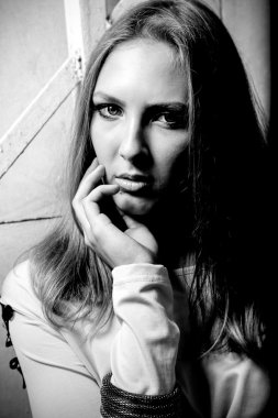 seksi sarışın kız dudak yakınındaki elini tutarak