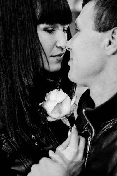 Man giving flower to woman — Stock Photo, Image