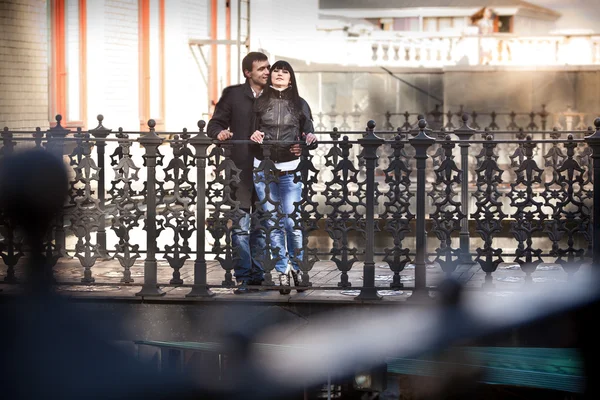 Pareja enamorada abrazándose en puente de estilo antiguo —  Fotos de Stock