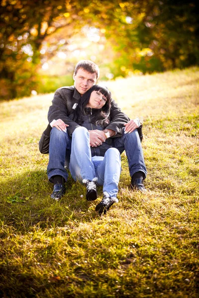 Casal apaixonado sentado na colina — Fotografia de Stock