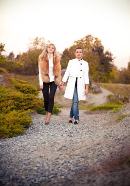 İki seksi kız Parkta yürümek