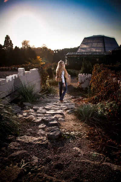 Girl walking on paving road in town — Stock Photo, Image