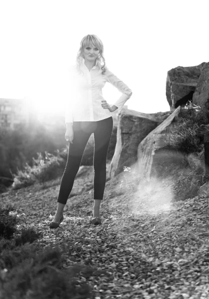 Sexy girl standing on top of high mountain — Stock Photo, Image