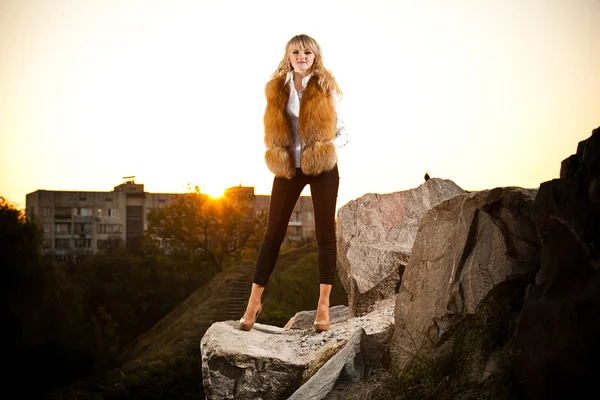 Fashionable woman standing on top of hill — Stock Photo, Image