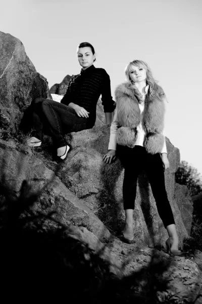 Zwart-wit foto van sexy meisjes op rotsen — Stockfoto