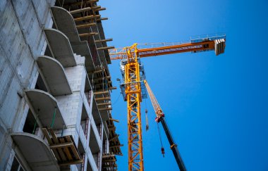 büyük sarı bina vinç