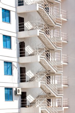 Acil çıkışlar ile gökdelenin beyaz duvar