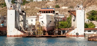 büyük nakliye gemisi Dock içinde duran