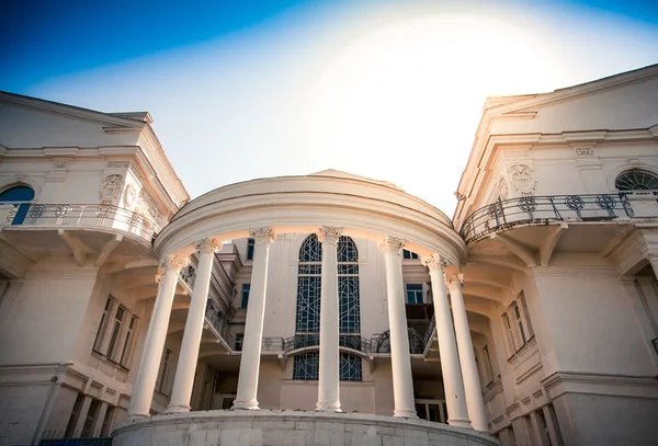 Hermoso edificio con columnas — Foto de Stock