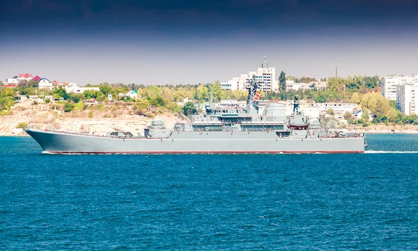 Acorazado navegando desde puerto — Foto de Stock