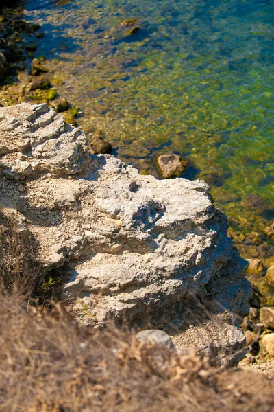 Θέα από το βράχο στην μπλε θάλασσα — Φωτογραφία Αρχείου