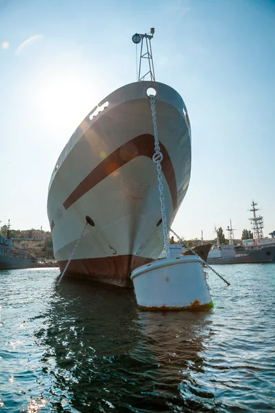 Amarrage de gros navires au port — Photo