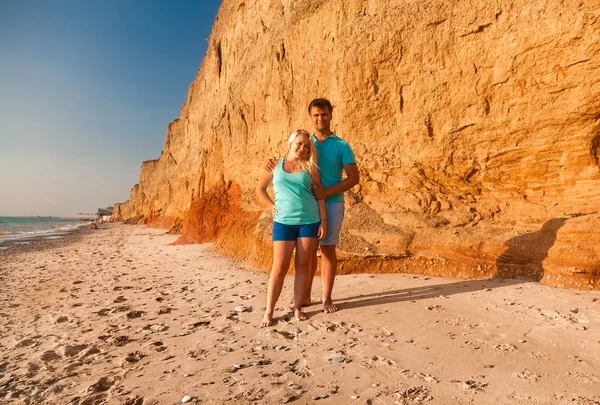 Beautiful young couple hugging on beach — Stock Photo, Image