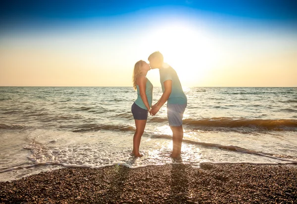 Влюбленная пара, стоящая в воде и целующаяся — стоковое фото