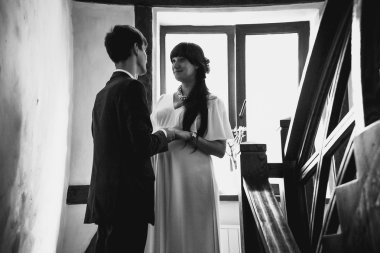 Yeni evli çift ayakta merdivenlerde