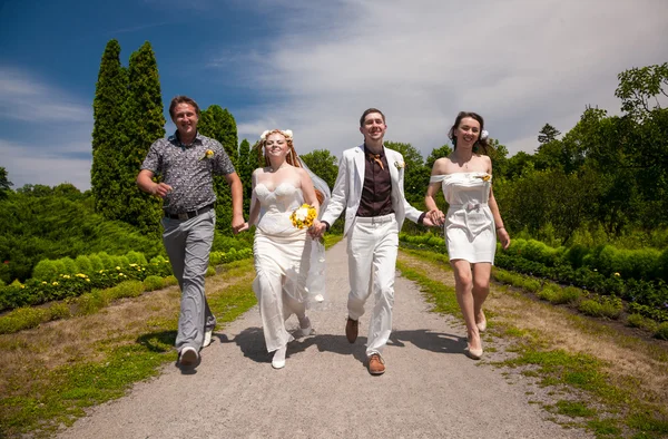 Ehepaar läuft mit Freunden in Parkgasse — Stockfoto