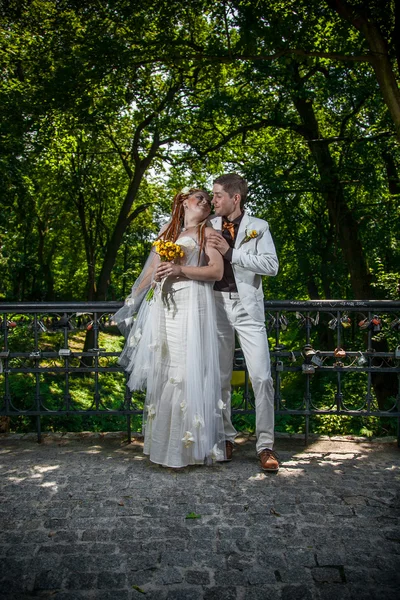 Married couple in white clothes hugging in park — Stock Photo, Image