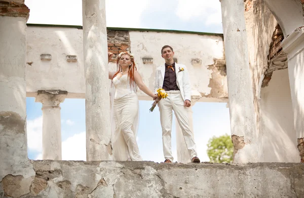 Casamento recém-casado casal de pé na beira da ponte — Fotografia de Stock