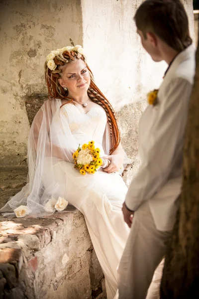 Braut sitzt mit Strauß und wartet auf Ehemann — Stockfoto