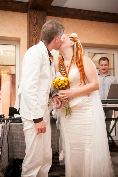 Casal casal apaixonadamente beijando na cerimônia de casamento — Fotografia de Stock