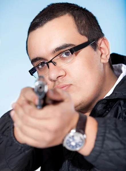 Uomo serio che punta con la pistola alla macchina fotografica — Foto Stock