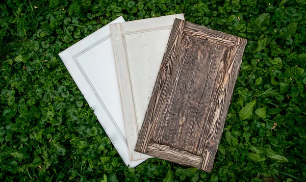 Mesas de madeira deitado no gramado — Fotografia de Stock