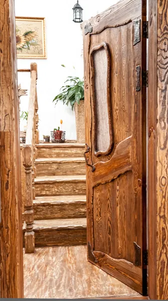 Puerta de madera con cristal que conduce a la escalera — Foto de Stock