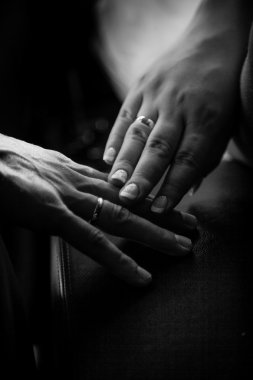 Gelin ve damat elleri dokunmadan ait closeup fotoğraf