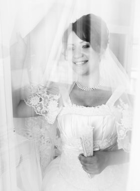 yansımaları ile pencere arkasında, Gelin gülümseyen