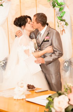 evli öpüşme ilk kez düğün ofiste çift.