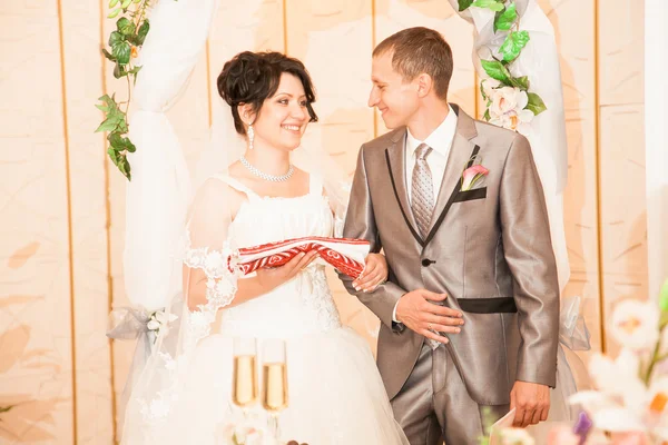 花嫁の結婚式のオフィスで伝統的なロシアのタオルを保持 — ストック写真