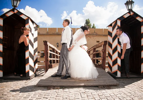 Couple playing with their friends in ancient fortress — Stock Photo, Image