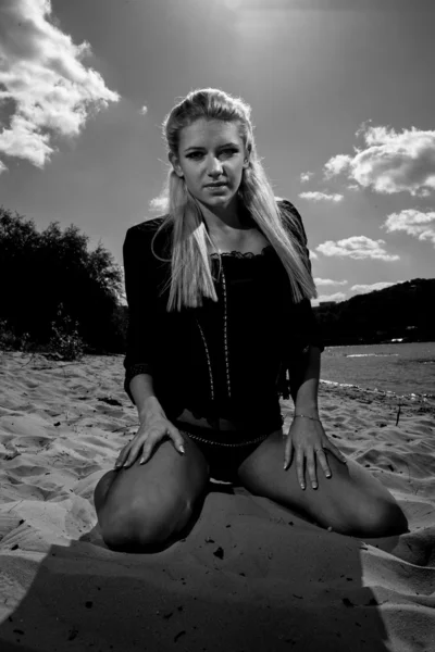 Portrait of sexy blond girl sitting on beach — Stock Photo, Image