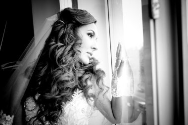 pencere üzerinde elini tutarak ve Sokağı'nda seyir gelin