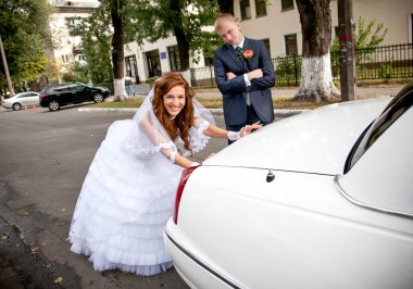 Gelin araba ona baktığını damat ise bastırıyor