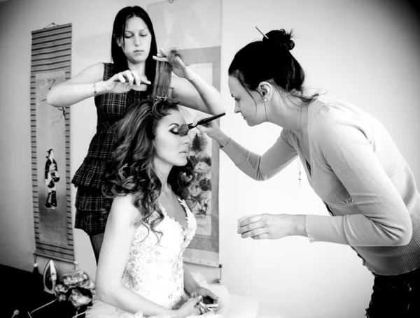 Makeup artist and hairdresser preparing bride for wedding — Stock Photo, Image