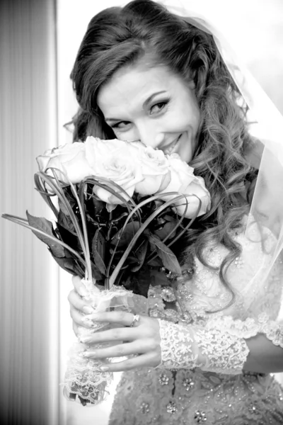 Noiva casada segurando flores e cheirando-os — Fotografia de Stock
