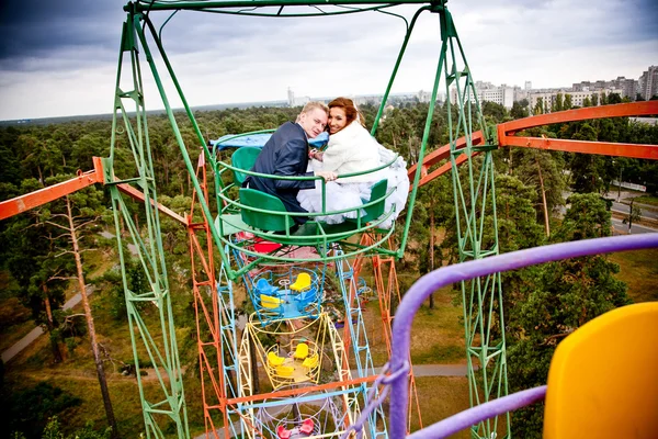Casal ridding no parque magnata na roda gigante — Fotografia de Stock