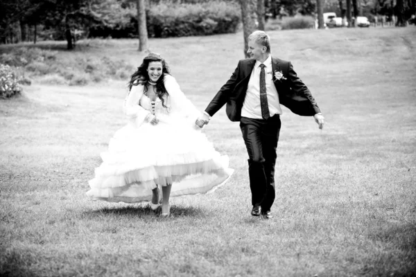 公園で走っている最近結婚されていたカップル — ストック写真
